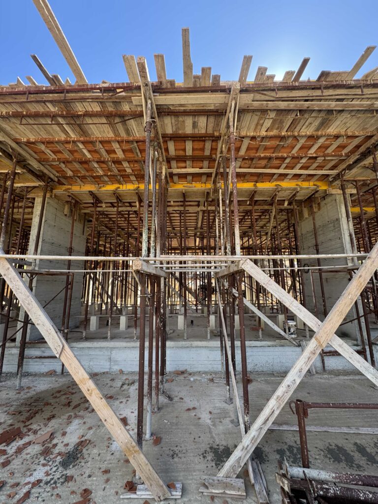 Cantiere: casseforme e puntelli sotto il solaio in calcestruzzo appena gettato.