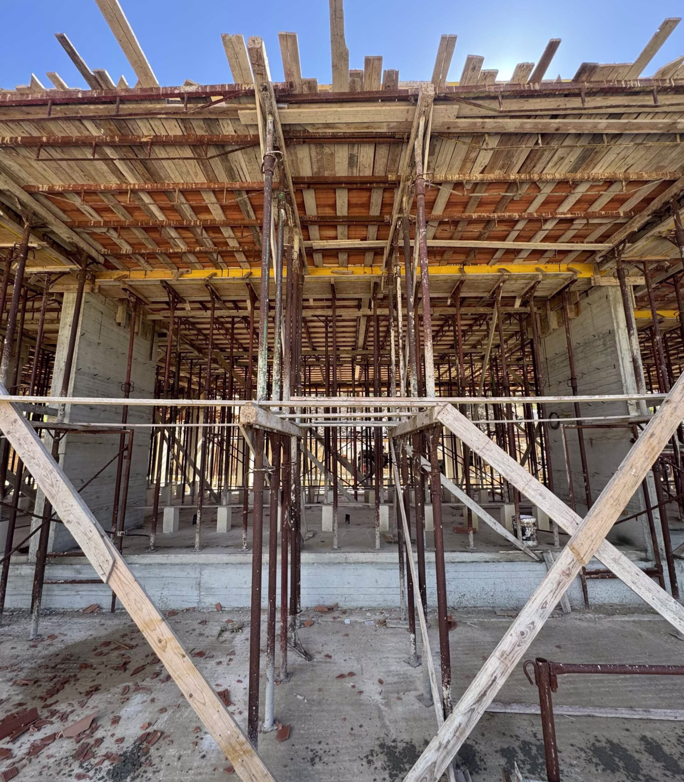 Cantiere: casseforme e puntelli sotto il solaio in calcestruzzo appena gettato.