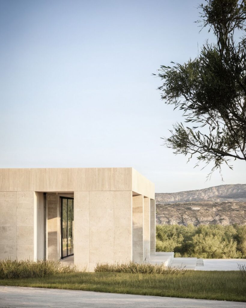 Portico in pietra chiara di Villa Vaddeddi affacciato sulla vallata, verso la Riserva Naturale di Vendicari.