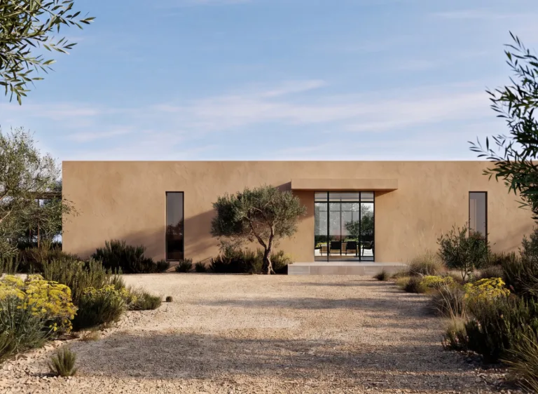 Prospetto lineare di Casa Controra, villa contemporanea a Noto con intonaco materico color terra e vialetto in ghiaia.
