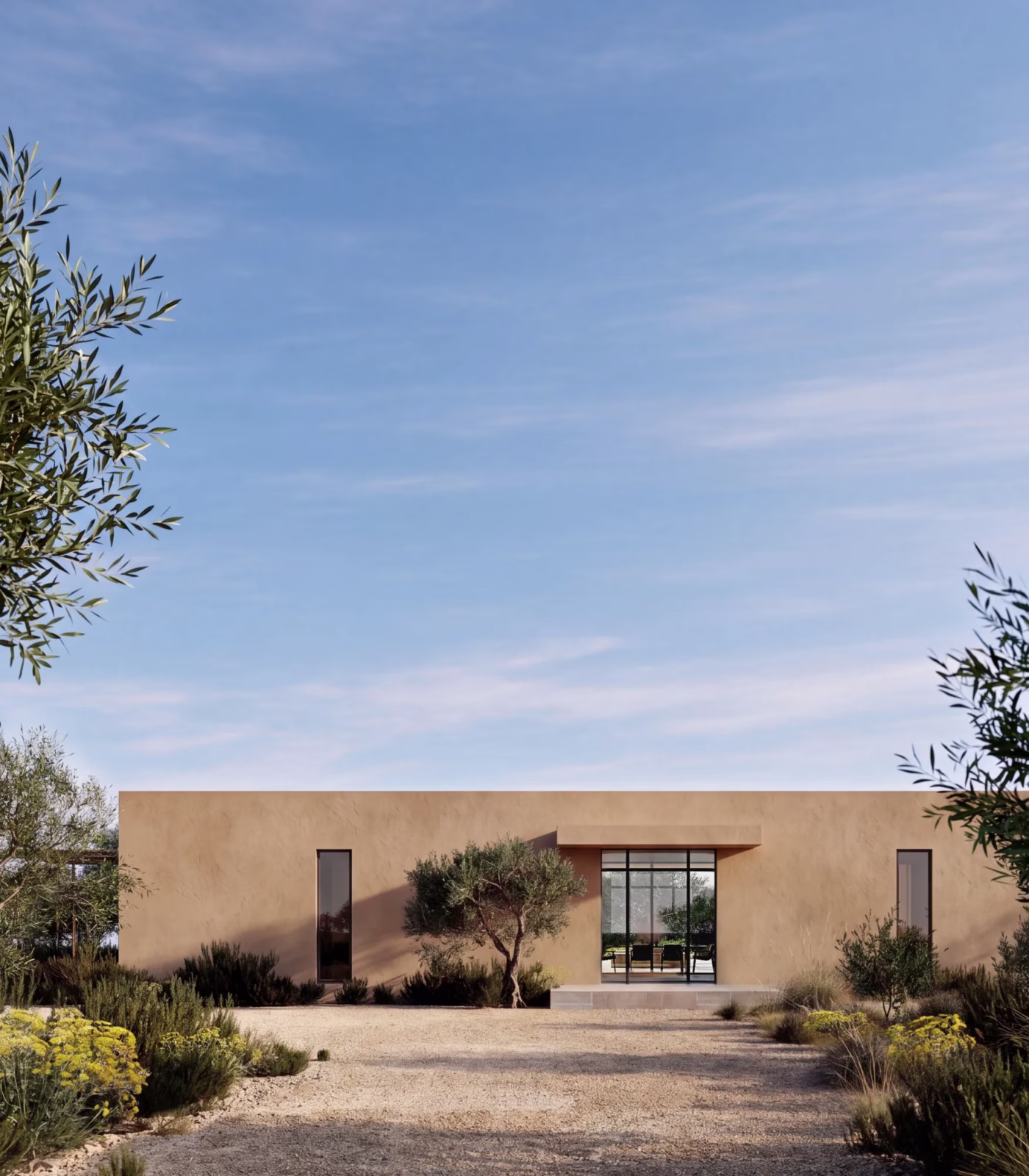 Prospetto lineare di Casa Controra, villa contemporanea a Noto con intonaco materico color terra e vialetto in ghiaia.