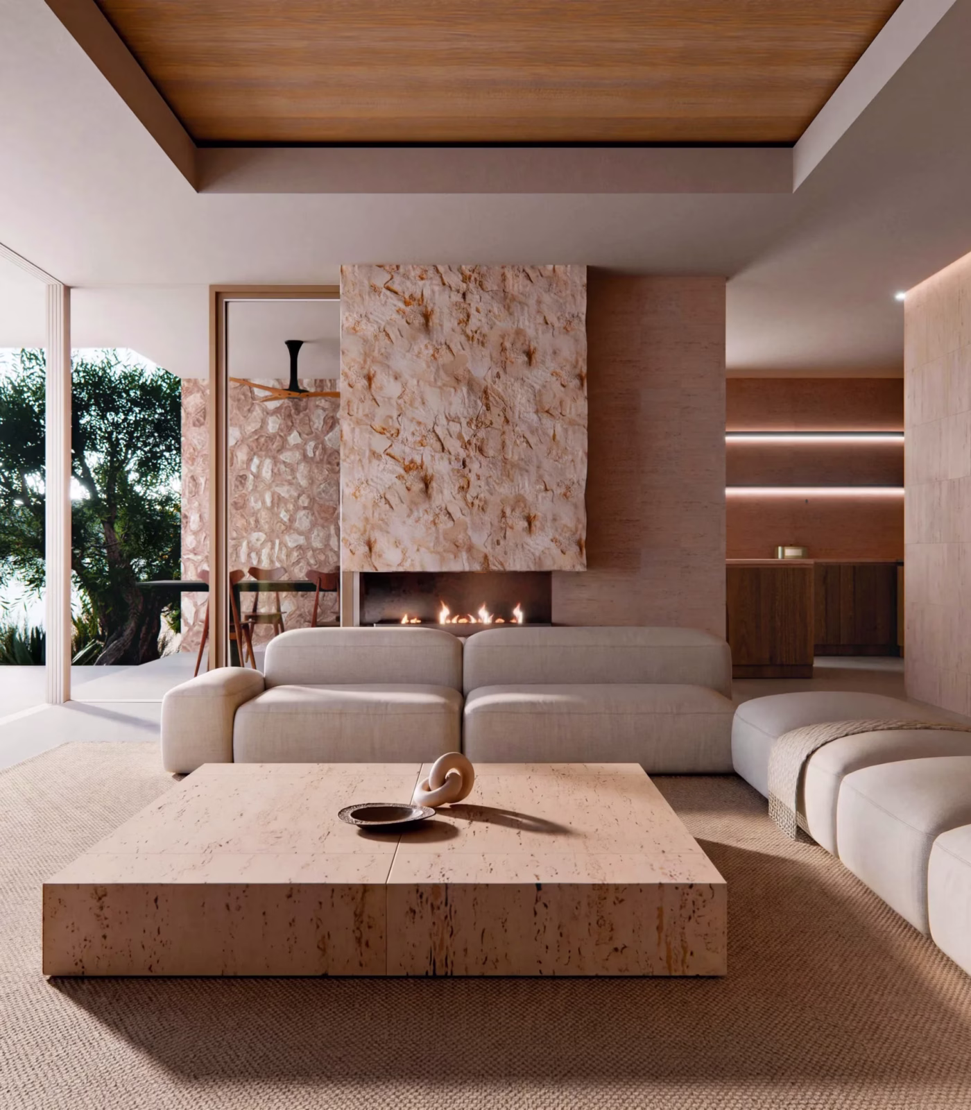 Soggiorno con soffitto in legno, parete del camino in pietra e divani curvi affacciati sull'acqua.